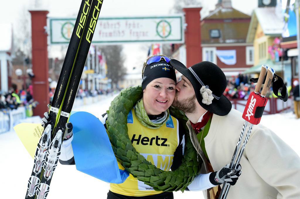 
Britta Johansson Norgren tar emot segerpussen efter triumfen i Vasaloppet. Foto: Ulf Palm/ TT                                            