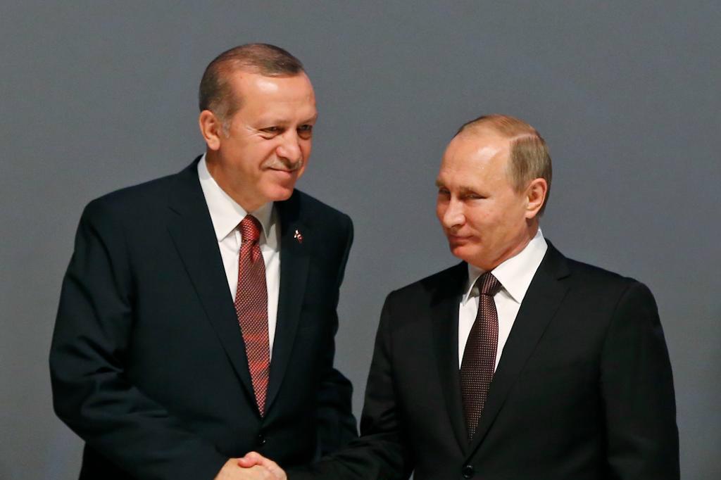 

Turkiets president Recep Tayyip Erdogan skakar hand med sin ryske kollega Vladimir Putin. Foto: Emrah Gurel/AP/TT-arkivbild                                                                                        