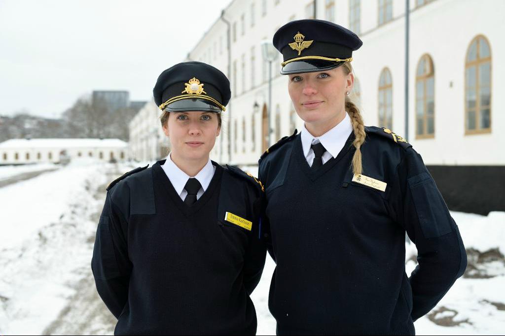 Emma Karlsson och Jessica Englundh trivs med officersutbildningen på Karlbergs slott i Stockholm. Som kvinnor är de i minoritet på skolan. Foto: Henrik Montgomery/TT