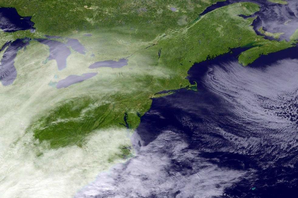 
En sattelitbild visar ankomsten av snöstormen Stella. Foto: NOAA/AP                                            