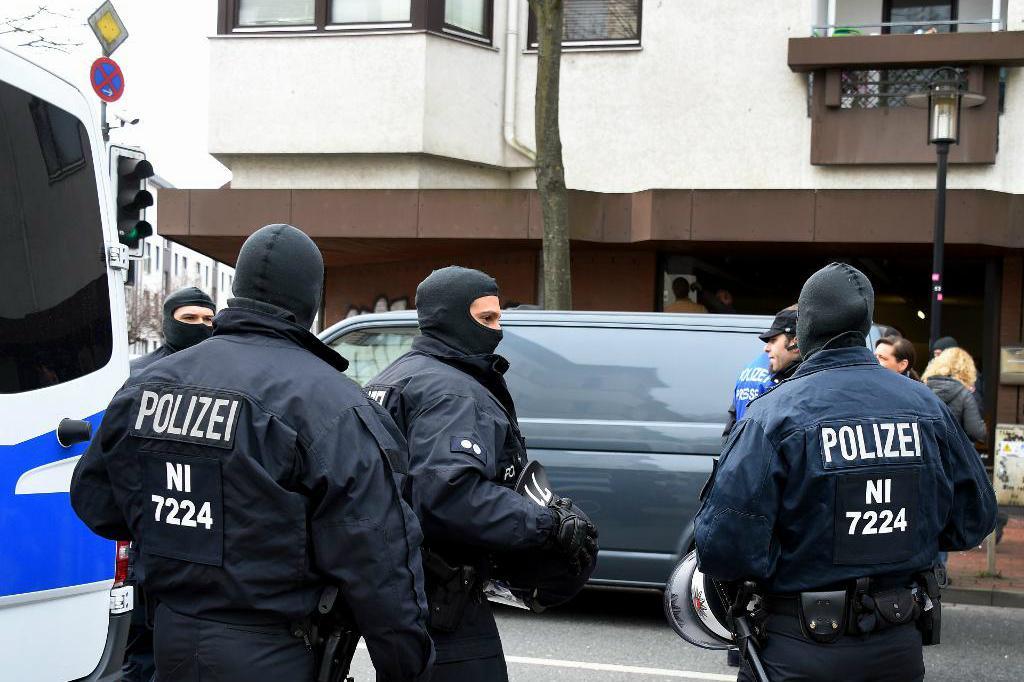 
Poliser utanför moskén i Hildesheim. Foto: Holger Hollemann/AP/TT                                            