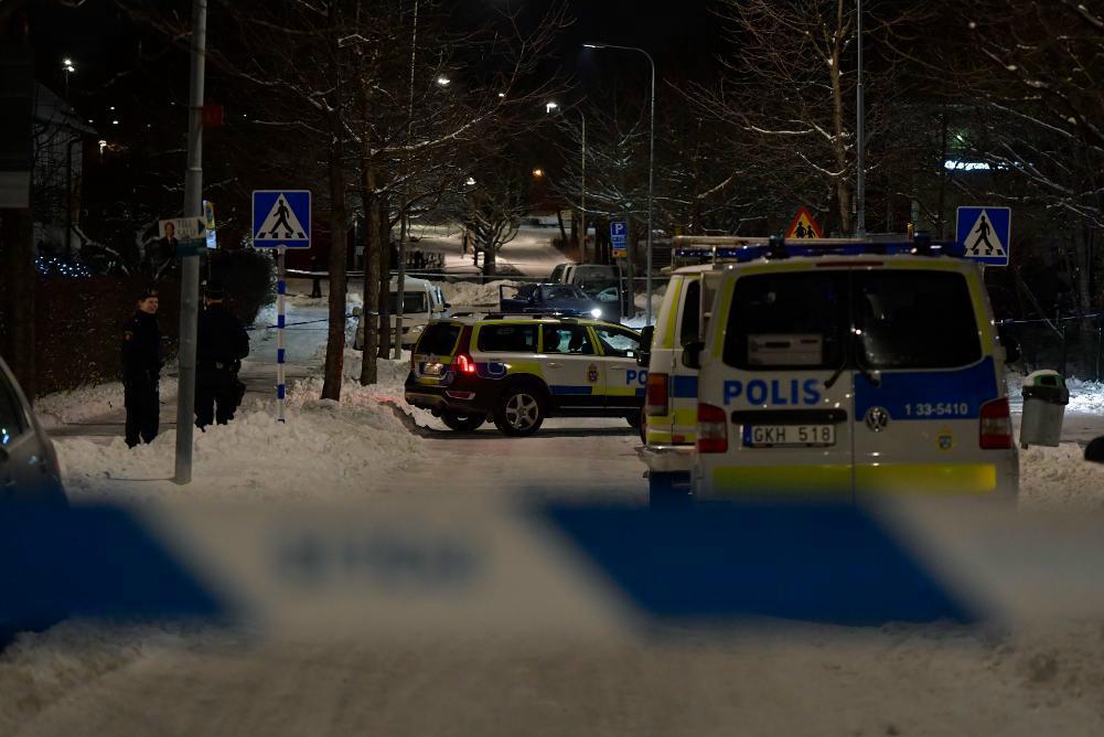 


Polisbilar och avspärrningar kring platsen där två män sköts i Kista i nordvästra Stockholm i förra veckan. Foto: Jessica Gow/TT-arkivbild                                                                                                                                    