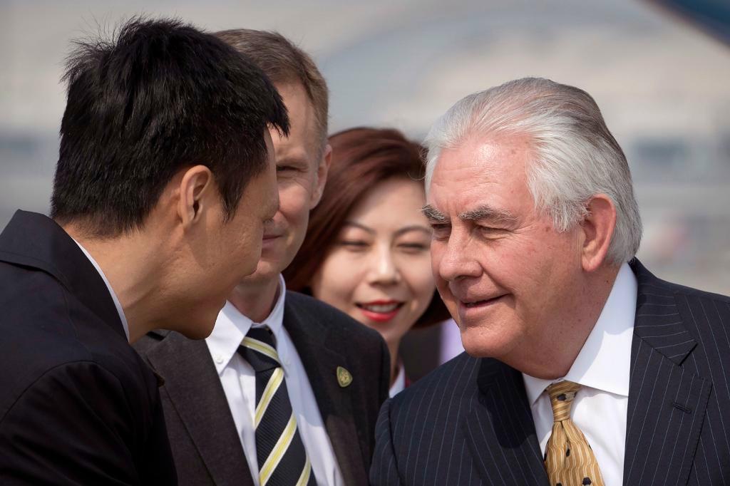 USA:s utrikesminister Rex Tillerson tas emot på Pekings flygplats.
Foto: Mark Schiefelbein