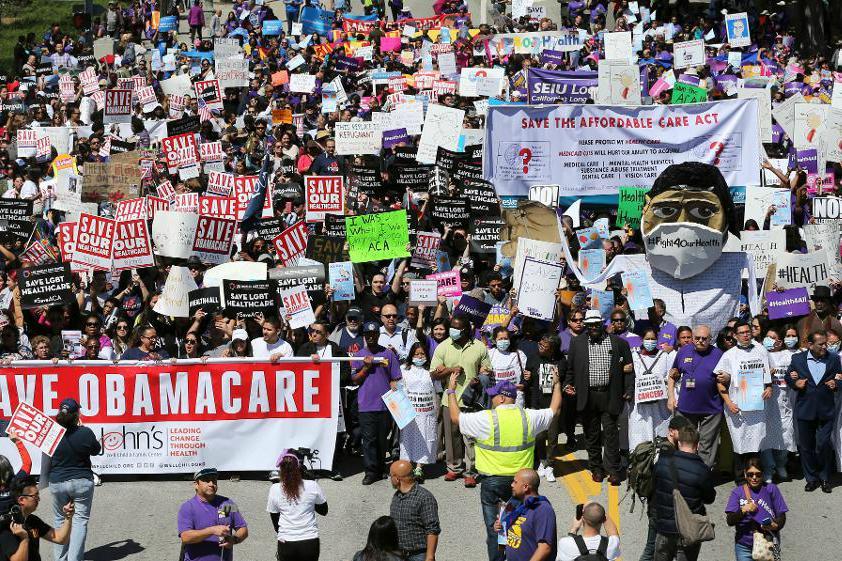 

Hundratals personer demonstrerade i Los Angeles i protest mot Donald Trumps planer på att skrota Obamacare. Foto:
Reed Saxon/AP/TT                                                                                        