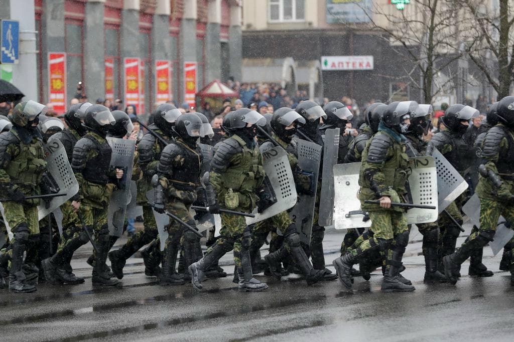 Kravallutrustade vitryska poliser i Minsk. Foto:
Sergej Grits/AP/TT