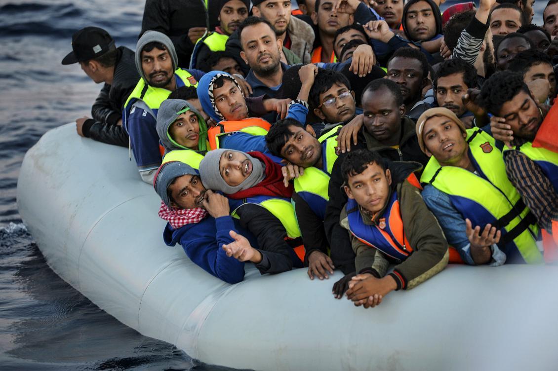 Migranter på en liten båt utanför Libyens kust. Foto: Andreas Solaro/AFP/Getty Images