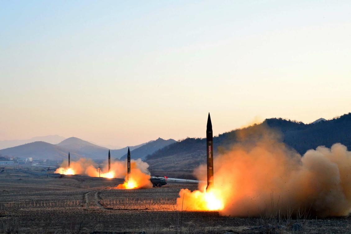 


Den 7 mars avfyrade Pyongyang fyra ballistiska robotar, bild publicerad av Nordkorea. Foto:  STR/AFP/Getty Images                                                                                                                                    