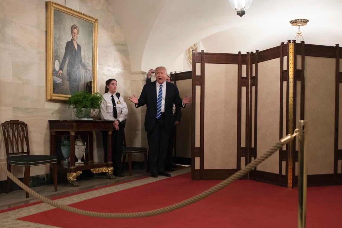


Donald Trump överraskade besökarna under den officiella nyöppningen av visningsturer för allmänheten i Vita huset den 7 mars 2017. Foto: Jim Watson/AFP/Getty Images 
                                                                                                                                    