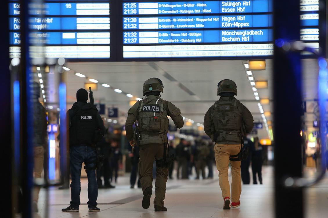 
Nio personer skadades på centralstationen i tyska Düsseldorf där en man gick till attack med en yxa.
David Young/AFP/Getty Images                                            
