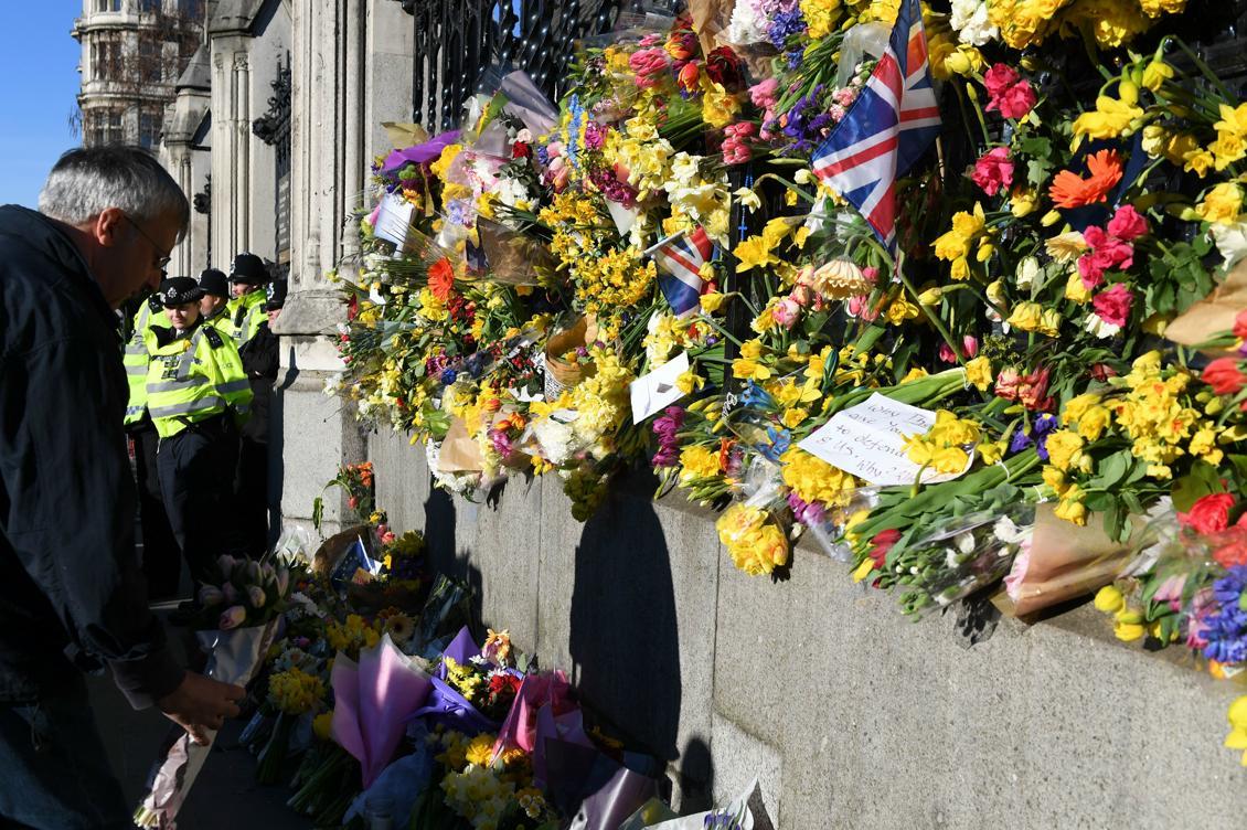 

Människor lämnar blommor utanför parlamentsbyggnaden i London. Foto: Chris J Ratcliffe/AFP/Getty Images                                                                                        