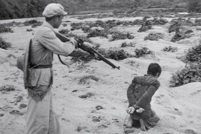 





En kinesisk kommunist avrättar en markägare i Fukang, Kina. Foto: Library of Congress                                                                                                                                                                                                                                                                        