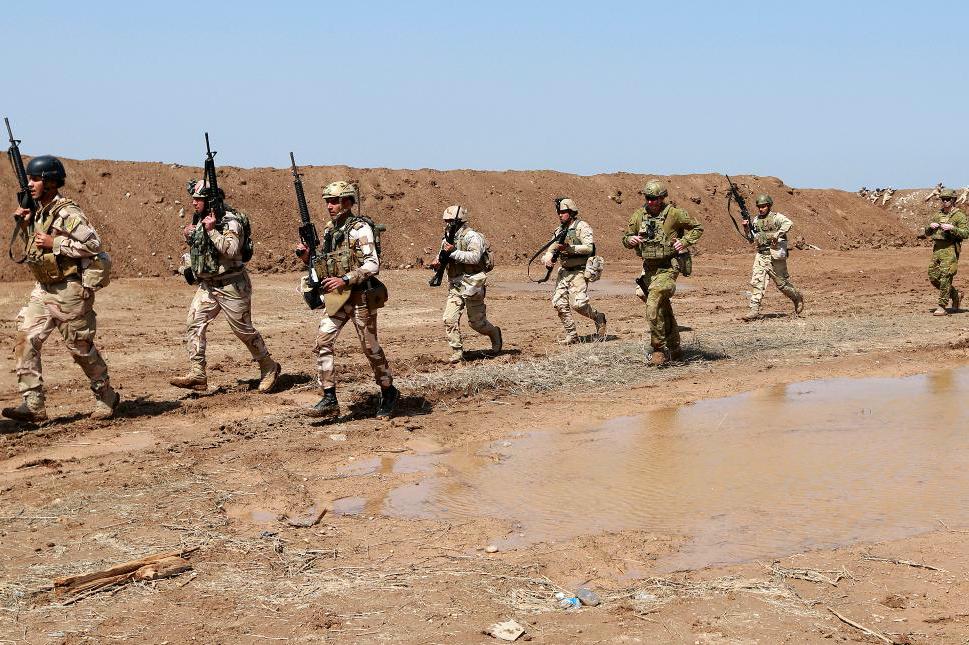 Den amerikanskledda internationella koalitionen tränar irakiska styrkor vid en av sina fem baser, Camp Taji norr om Bagdad mars 2017 (Arkivbild) Foto: Hadi Mizban