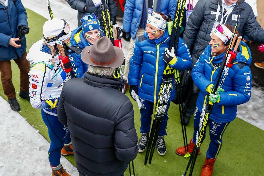 
Kung Carl XVI Gustaf gratulerar Sveriges stafettlag efter silvermedaljen. Foto: Terje Pedersen/NTB Scanpix/TT                                            