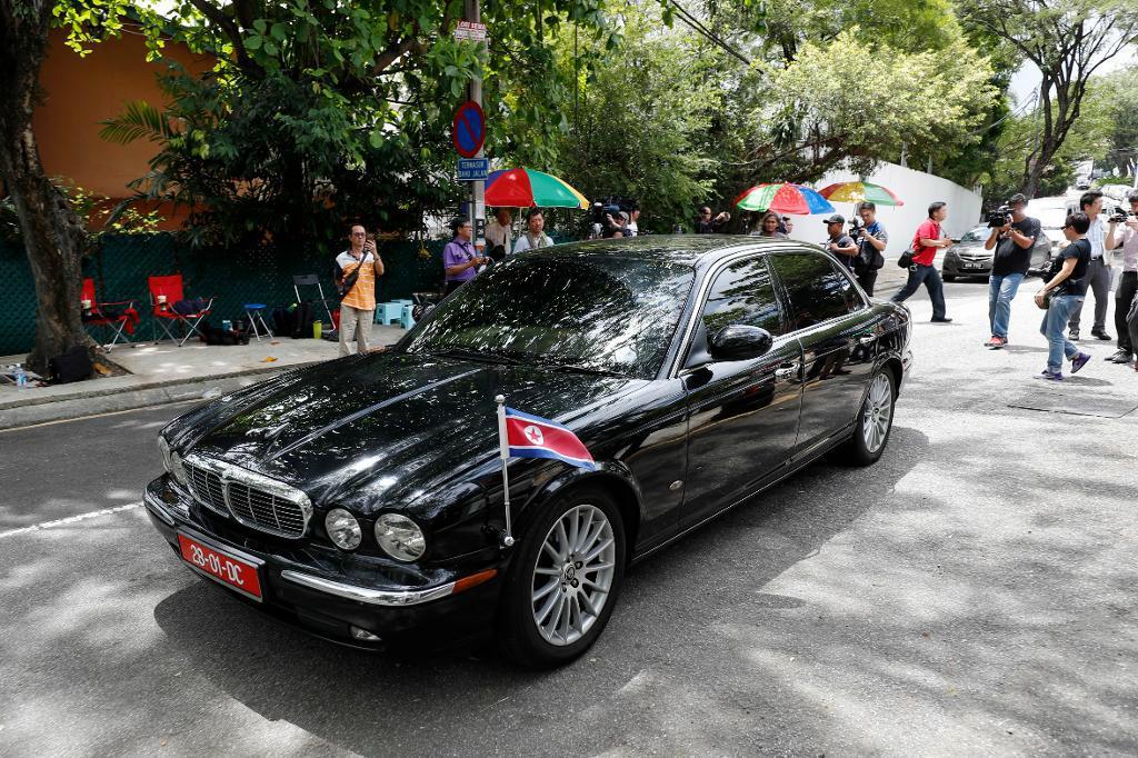 En bil med diplomatskyltar lämnar Nordkoreas ambassad i Kuala Lumpur. Bilden är från i fredags. Foto: Vincent Thian/AP/TT