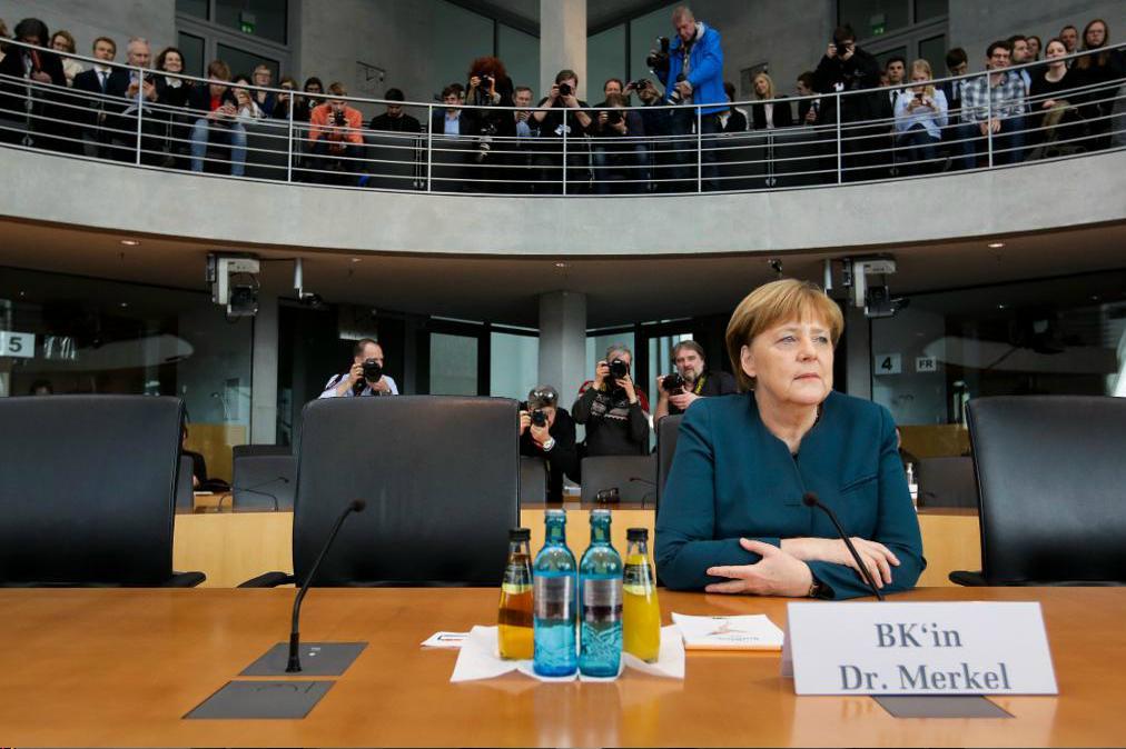 
Förbundskansler Angela Merkel vid utfrågningen av den parlamentarisk kommittén. Foto: Markus Schreiber                                            