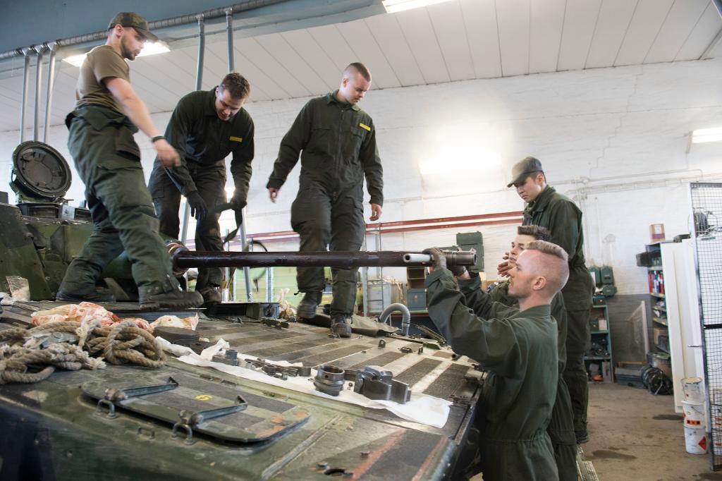 


Soldater i grundutbildning i färd med att byta kanonen på ett stridsfordon 90 vid ledningsregementet i Enköping. Foto: Fredrik Sandberg/TT


                                                                                                                                    