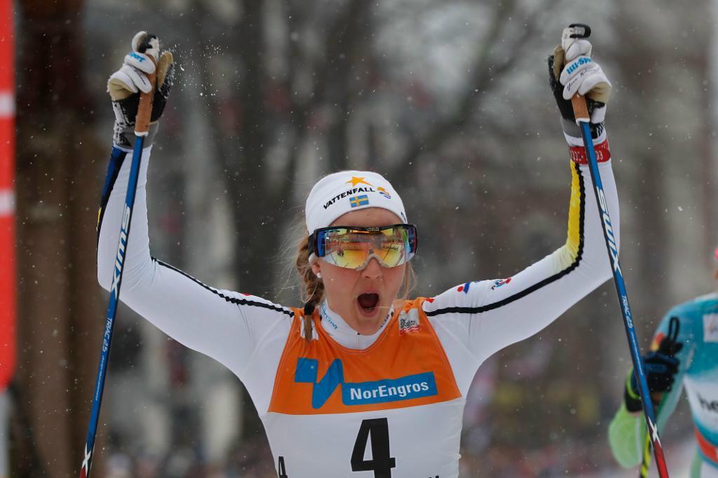 Stina Nilsson jublar efter revanschen och säsongens femte sprintseger. Foto: Åserud, Lise/NTB/TT