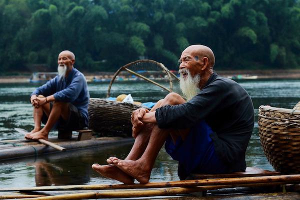 Två fiskare sitter på en flod i Guilin i södra Kina. Två femtedelar av Kinas floder är olämpliga för användning till jordbruk eller i industrier. På grund av svår nedsmutsning och överanvändning av vattnet saknar en fjärdedel av kineserna tillgång till rent vatten.