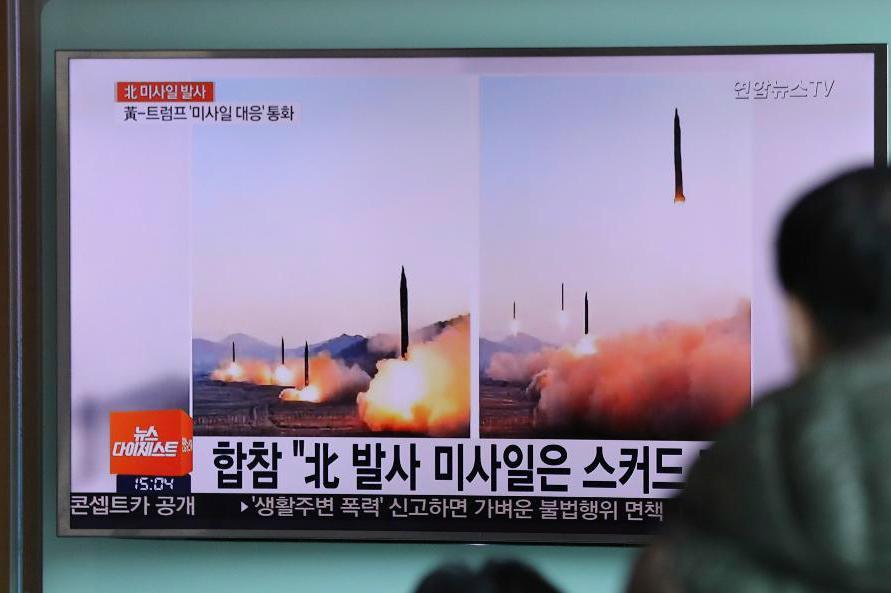 En man tittar på tv-bilder av Nordkoreas uppskjutning av fyra ballistiska robotar tidigare i veckan. Foto: Lee Jin-man /AP/TT