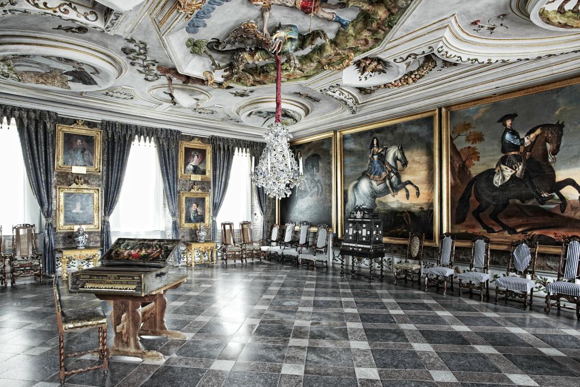 Kungssalen ligger mitt i Wrangelvåningen, mellan grevens och grevinnans rum. Kungaporträtt pryder väggarna. Det rikt dekorerade taket visar fyra världsdelar. Ljuskronan har hängt på samma plats sedan 1672. Foto: Erik Lernestål