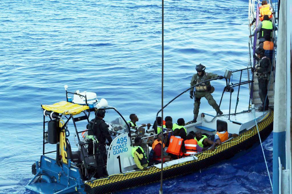 På bilden syns personal från svenska Kustbevakningen som räddar migranter i sjönöd under insatsen på Medelhavet 2015. Foto: Kustbevakningen/TT