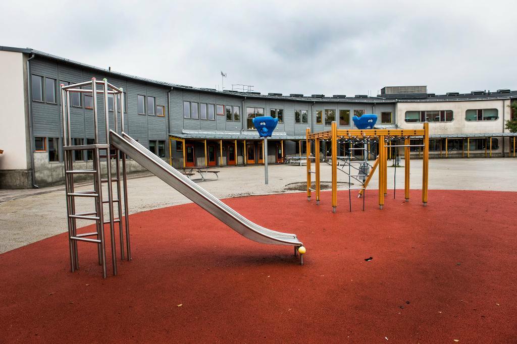 
Svenska skolbarn sitter stilla mest i Norden. Två forskare föreslår bland annat att skolgårdarna byggs ut och anpassas bättre. Arkivbild. Foto: Lars Pehrson/SvD/TT                                            