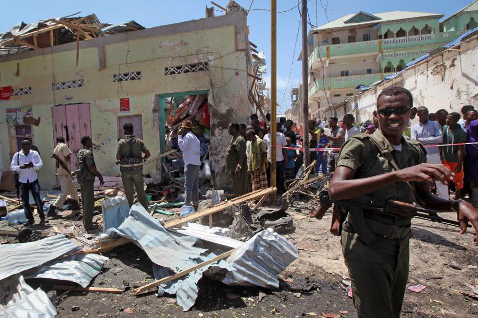 Somaliska soldater bevakar en plats i huvudstaden Mogadishu som skakats av en bilbomb. Bilden togs vid ett attentat i staden för mindre än en månad sedan, i dag har ett liknande dåd ägt rum. Foto: Farah Abdi Warsameh/AP/TT-arkivbild