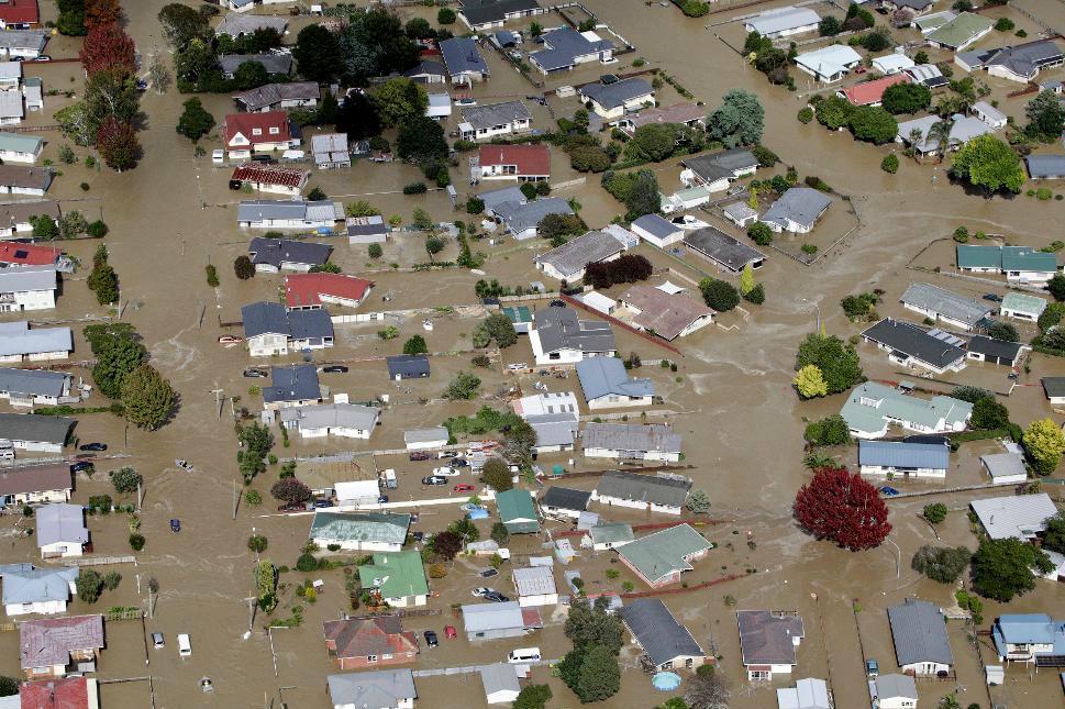 
Staden Edgecumbe på Nordön i Nya Zeeland evakueras efter skyfall i cyklonen Debbies spår. Foto: Andrew Warner/AP/TT                                            