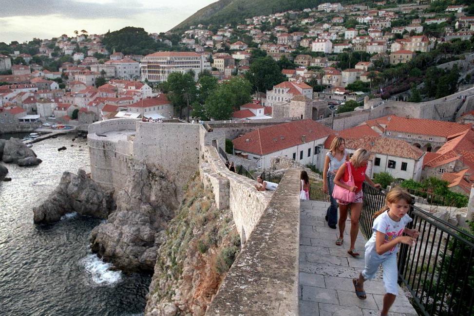Turismen i Dubrovnik ger Kroatien stora intäkter, men det finns andra orosmoln. Tiotusentals personer i flera länder på Balkan riskerar att förlora jobbet och Kroatien kan kastas tillbaka in i recession om landets största arbetsgivare Agrokor inte kan övervinna sina gigantiska skulder. Arkivbild. Foto: Mark Lennihan.