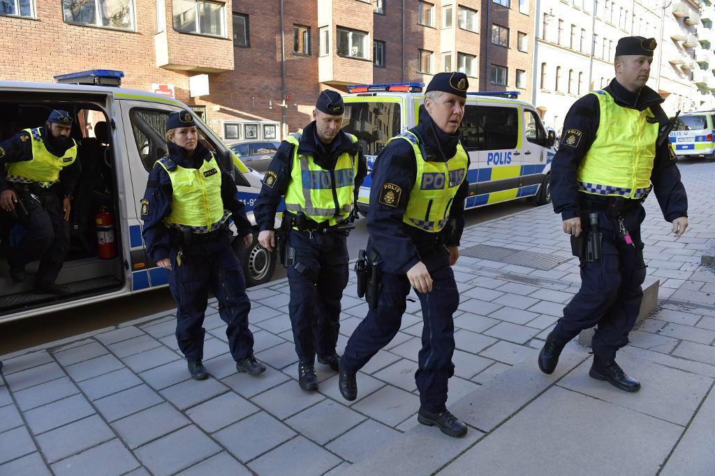 

Poliser anländer till säkerhetssalen vid Stockholms tingsrätt inför häktningsförhandlingen mot Rakhmat Akilov. Foto: Jonas Ekströmer/TT                                                                                         