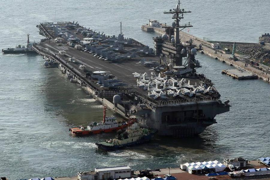 Det amerikanska hangarfartyget Carl Vinson befinner sig i närheten av Koreahalvön. Foto: Jo Jung-ho/AP/TT-arkivbild