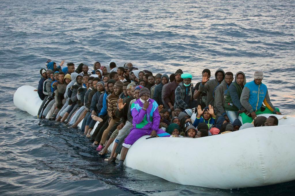 
Flyktingar och migranter som lyckats ta sig från libyska kusten ut på Medelhavet på väg mot Europa. Foto: Emilio Morenatti AP/TT-arkivbild                                            