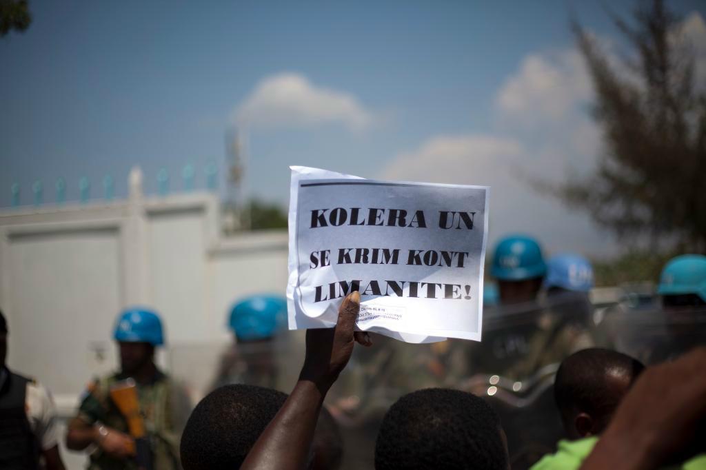 
"FN:s kolera är ett brott mot mänskligheten." Haitisk protest mot FN på kreolfranska. Arkivbild. Foto: Dieu Nalio Chery/AP/TT                                            