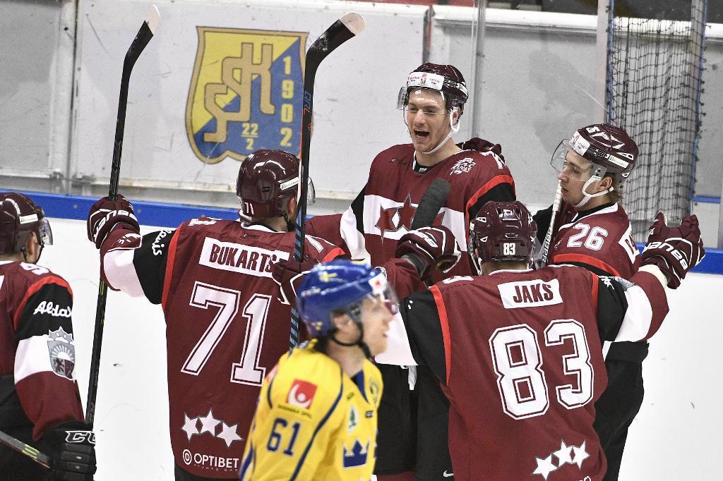 Lettlands Miks Indrasis firar efter att ha gett Lettland ledningen med 3-2 under lördagens ishockeylandskamp mot Sverige i Scaniarinken. Foto: Claudio Bresciani/TT