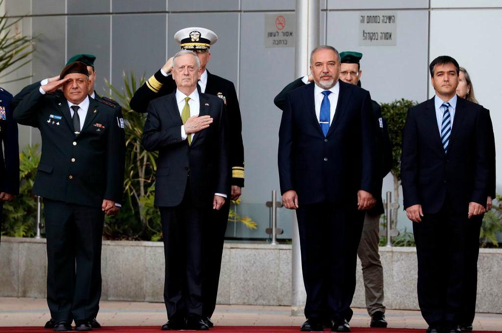 Avigdor Lieberman till höger i mitten av bilden, välkomnar James Mattis (till vänster i mitten av bilden), till Tel Aviv. Foto: Jonathan Ernst/AP/TT