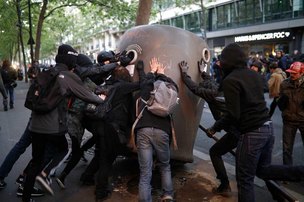 



Ungdomar välter en container i Paris efter att vallokalsundersökningar visat att Marine Le Pen går vidare till en avgörande valomgång. Foto: Kamil Zihnioglu/AP/TT
                                                                                                                                                                                