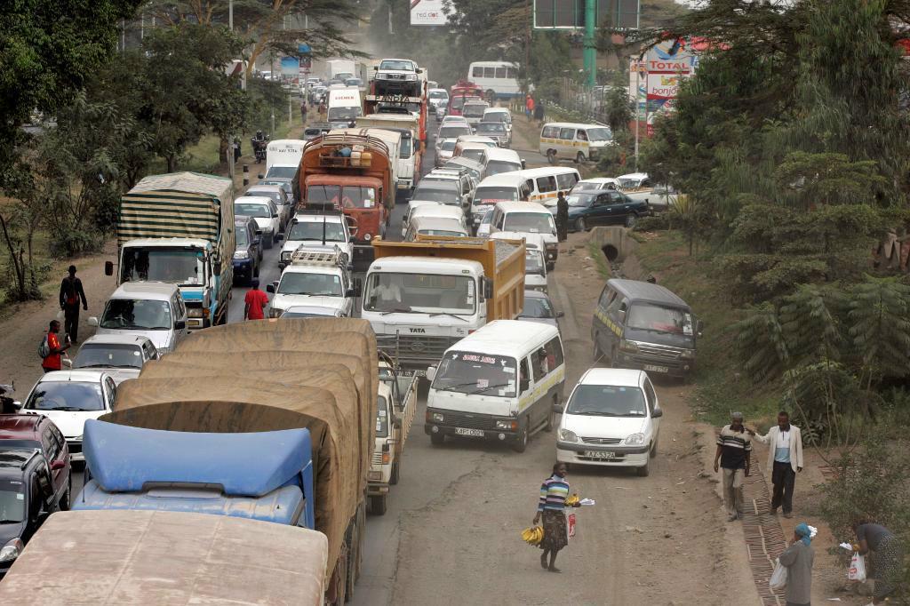 
Vägtrafiken är ofta intensiv, och olycksdrabbad, i Kenya. Arkivbild från Nairobi. Foto: Sayid Azim/AP/TT                                            