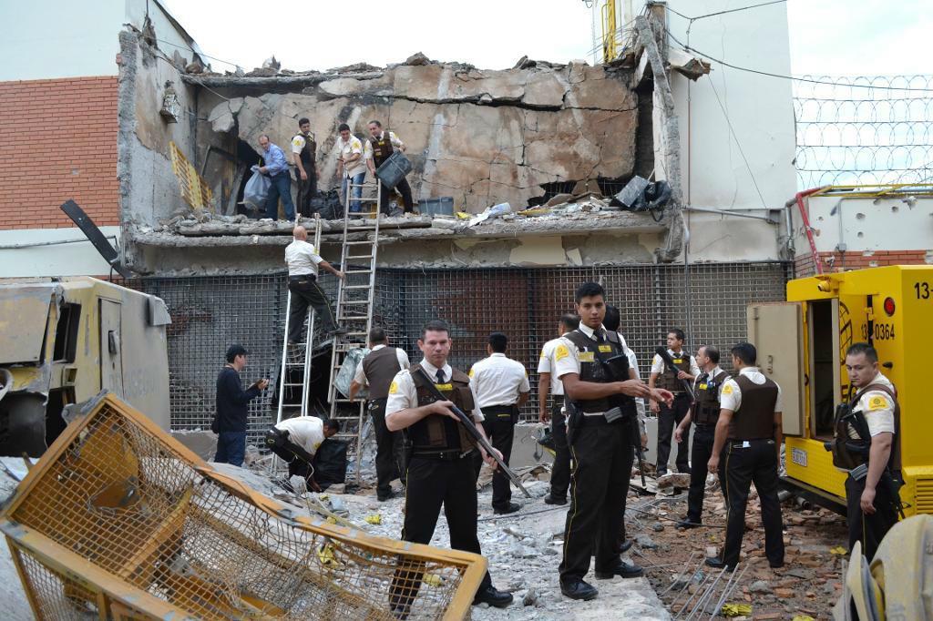 

Rånarna sprängde sönder hela fasaden till det värdetransportföretag som rånades. Enligt obekräftade uppgifter ska de ha kommit undan med flera hundra miljoner kronor. Foto: Mariana Ladaga/Diario ABC Color/AP/TT                                                                                        