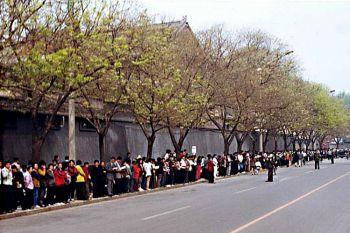 
Kinesiska Falun Gong-utövare utanför Zhongnanhai i Peking, 25 april 1999.                                                