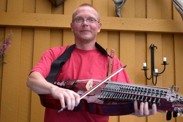 Torbjörn Näsbom spelar Preludium ur Bachs första cellosvit i G-dur på nyckelharpa. Foto: Privat