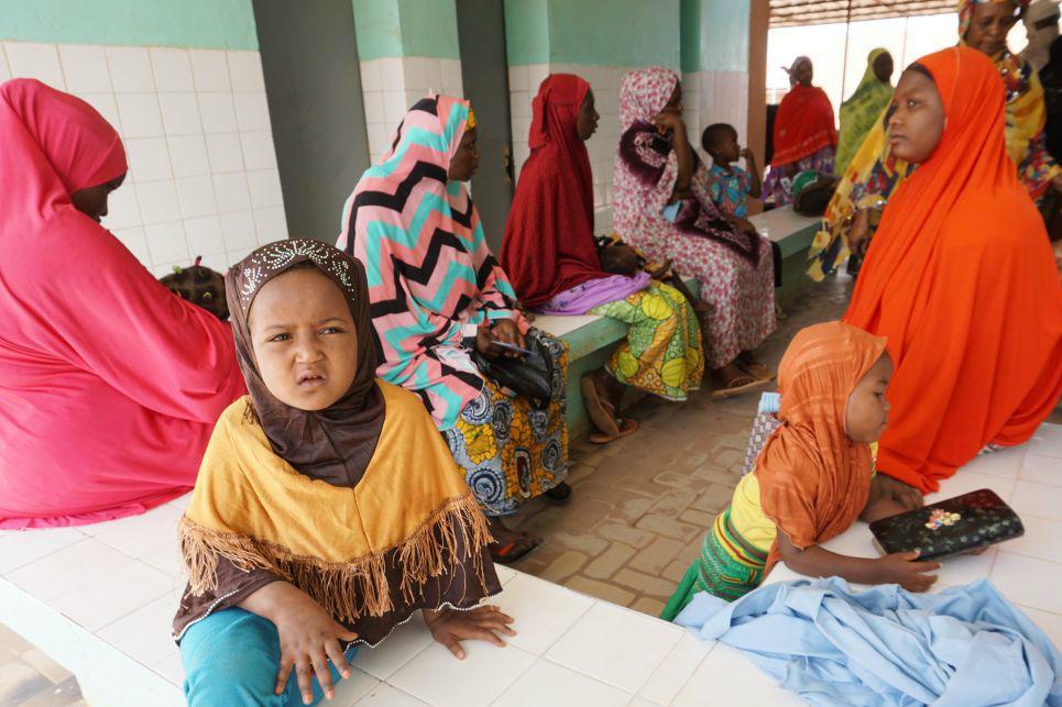 
Mödrar och barn på en läkarstation i Agadez, Nigeria.  8 000 fall av hjärnhinneinflammation har de senaste fem månaderna registrerats i landet. Foto: Issouf Sanogo, AFP/Getty Images                                            