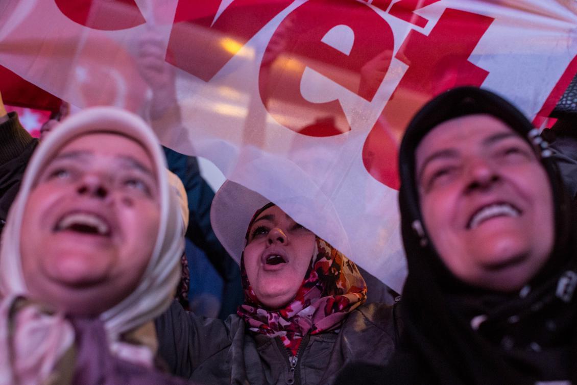 
Damerna är glada över att Turkiets president Recep Tayyip Erdogan vann även om han fick knapp majoritet i folkomröstningen. Foto: Bulent Kilic /AFP/Getty Images                                             