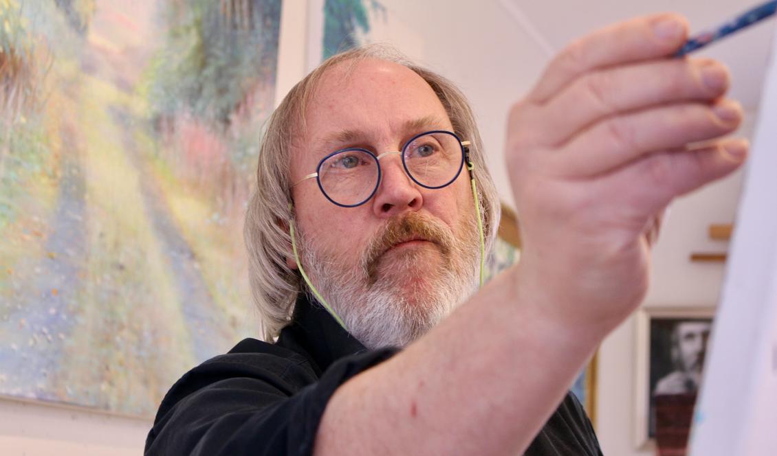 Johan Thunberg i sin ateljé på Laxön i Älvkarleby. Foto: Susanne W Lamm