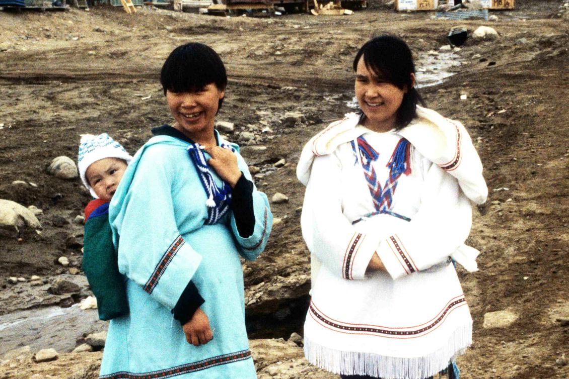 Två inuitiska kvinnor i Nunavut-territoriet, Kanada, 1995. Inuiterna är ett av fyrtiotalet ursprungsfolk i Arktis. För människorna i Arktis är klimatförändringarna påtagliga, med isar som smälter och försurning av havet. Foto: Ansgar Walk