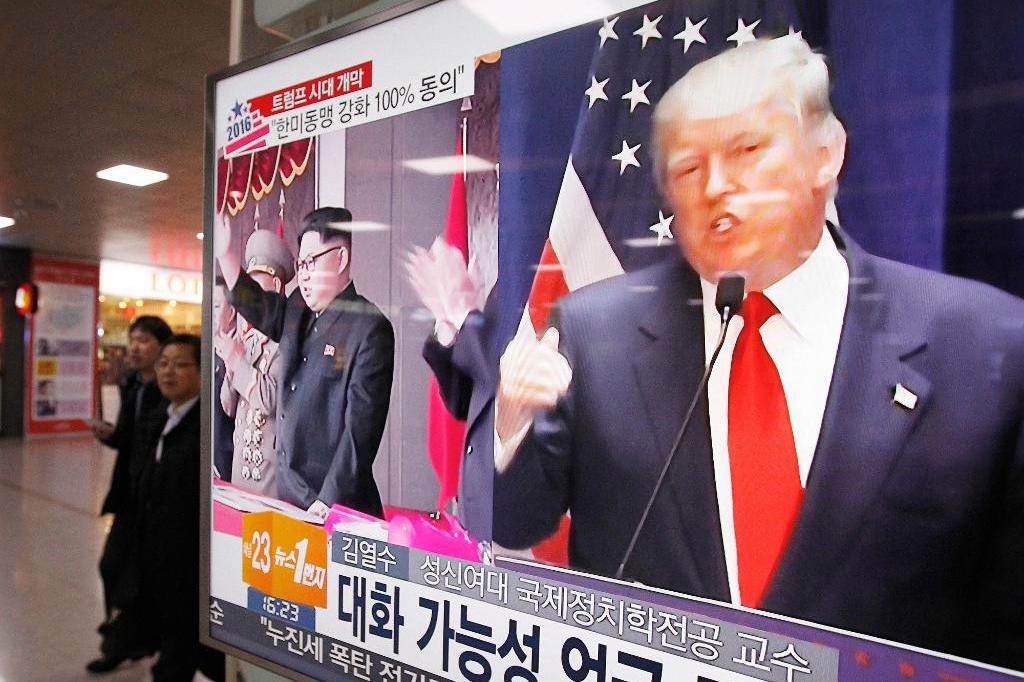 
USA:s president Donald Trump och Nordkoreas diktator Kim Jong-Un på en tv-skärm som visar nyheter i Sydkoreas huvudstad Seoul. Foto: Ahn Young-Joon/AP/TT-arkivbild                                            