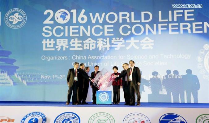 China Association for Science and Technology (CAST) står som värd för World Life Science Conference i Peking, 1 november 2016. Efter att över 500 kinesiska läkare visat sig ha fuskat med sin forskning valde CAST att i stället kritisera den som publicerat artiklarna. Foto: Skärmdump/Xinhua