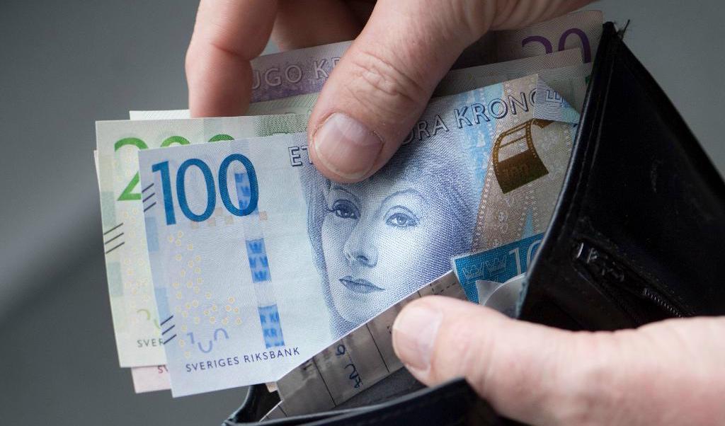 En bankanställd i Hälsingland misstänks ha lurat äldre kunder på stora belopp som den anställda lagt i sin egen plånbok. Arkivbild. Foto från TT.