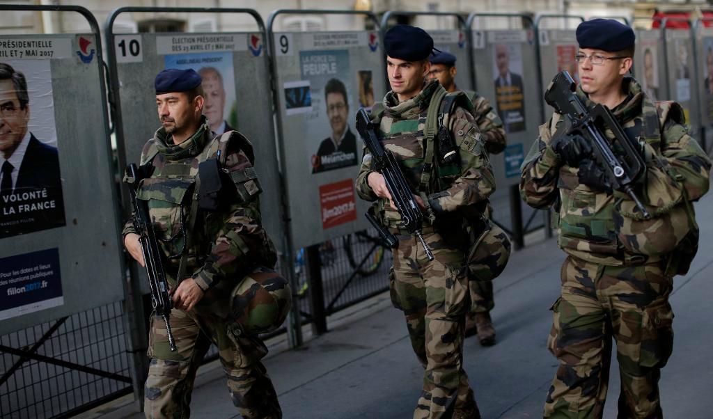 
Säkerheten i Frankrike har höjts inför andra omgången i det franska presidentvalet. Även armén har satts in för att se till att valet kan genomföras under trygga former. Foto:
Emilio Morenatti/AP/TT                                            
