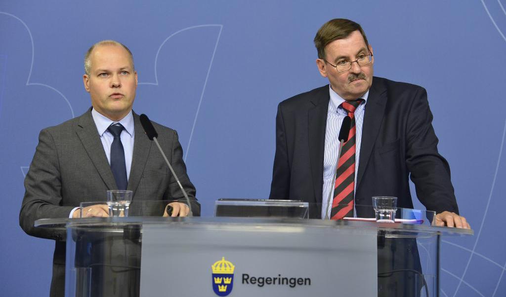 Justitieminister Morgan Johansson (S) och Lars-Erik Lövdén när utredningen sjösattes i september 2015. Arkivbild. Foto: Jonas Ekströmer/TT