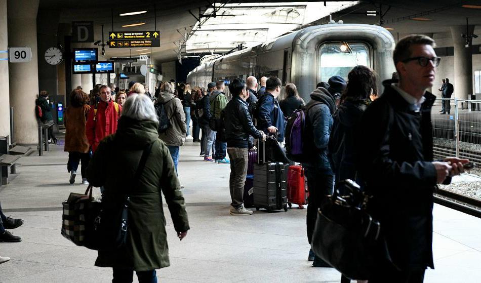 
Passagerare väntar på ett annalkande Öresundståg där spärrarna tidigare stod på spår 1 på Kastrup. Bilden togs i torsdags. Foto: Johan Nilsson/TT                                            